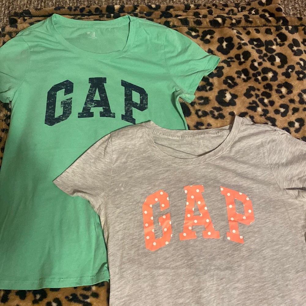 Green and grey Gap t-shirts..